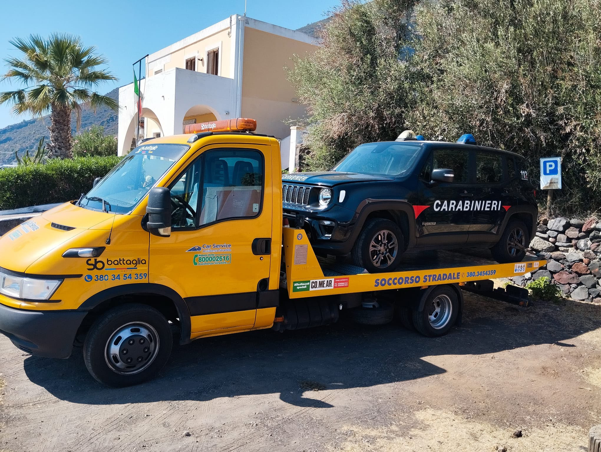 Carroattrezzi giallo SB Battaglia con un fuoristrada dei Carabinieri