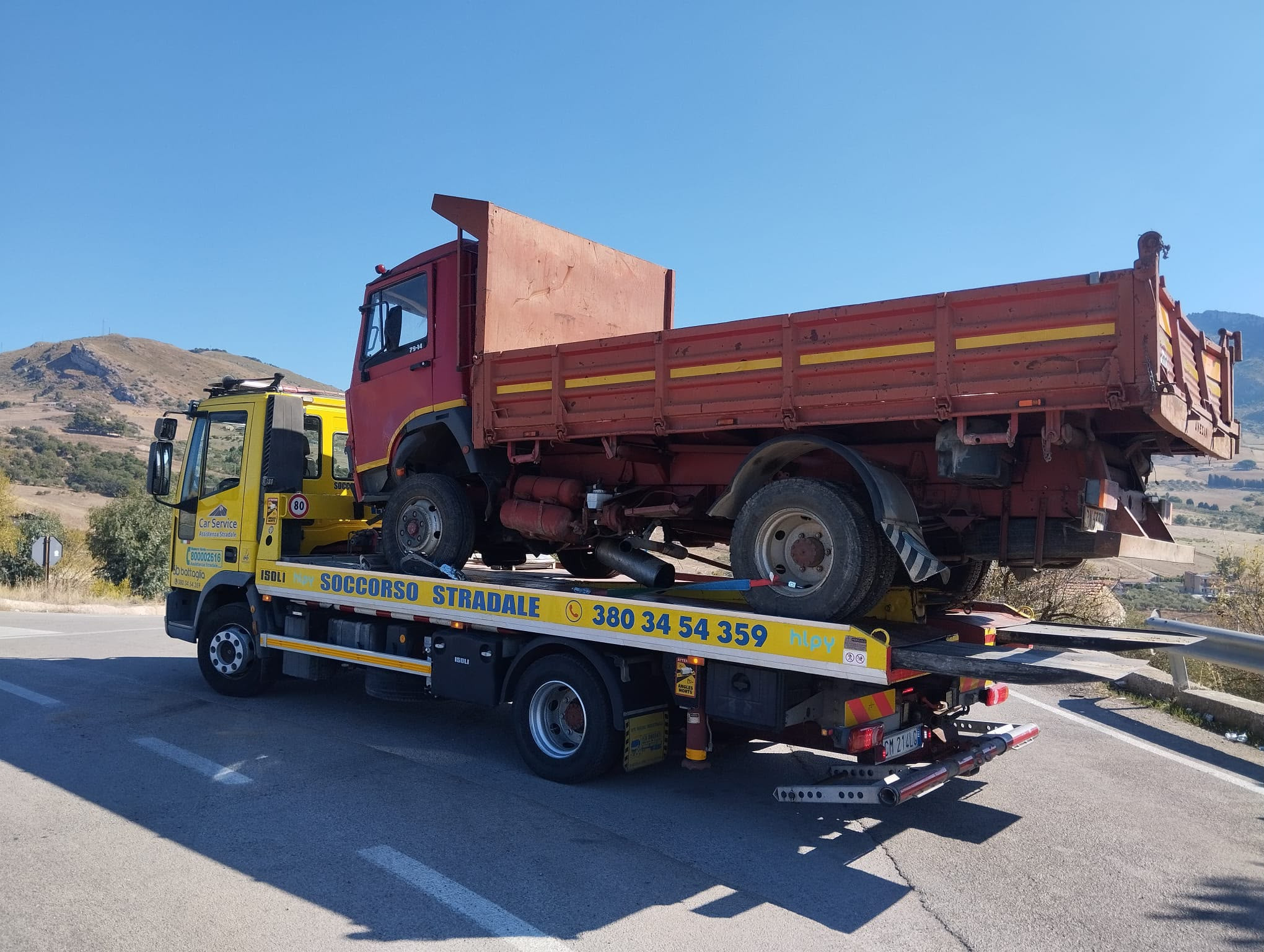 Carroattrezzi che recupera un camion