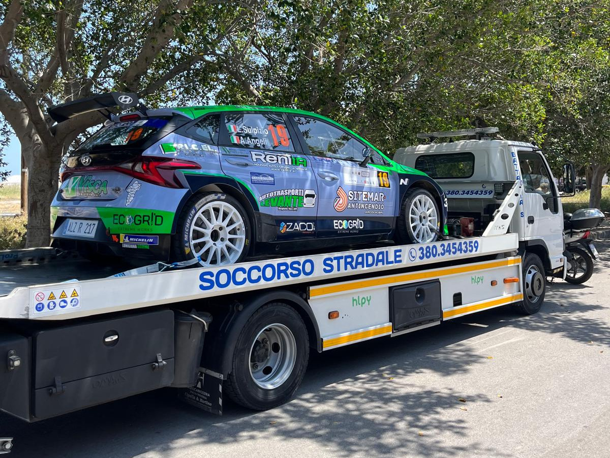 Carroattrezzi bianco con un’auto da rally